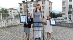 Svět má novou nejvyšší ženu světa. Když sedí, tak je vysoká jako běžní lidé