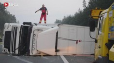 Převrácený kamion s müsli zablokoval dálnici D11 ve směru na Prahu