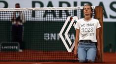Aktivistka narušila semifinále Roland Garros. Na tričku měla zvláštní proroctví