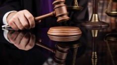 Strážníci měli nechat opilce ležet u garáží, kde ho zajelo auto. Dostali pokutu