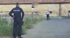 VIDEO: Záchrana na poslední chvíli. Policie zabránila dívce skočit pod vlak