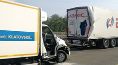 Dodávka na benzince narazila do zaparkovaného kamionu! 1 mrtvý