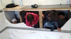 Migranti se tísnili v dodávce za falešnou stěnou! Řidič je ve vazbě