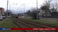 VIDEO: Zloději kradou litinová záváží na trolejích, cestujícím hrozí nebezpečí