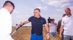 Postřelený Fico se vrátil do práce. O berli zkontroloval letošní sklizeň