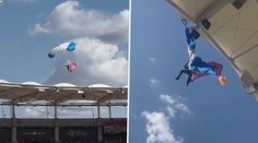 VIDEO: O vlásek unikl smrti. Parašutistovi se nepovedla show, zachytil se o střechu