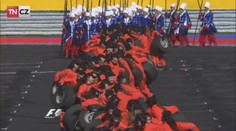 VIDEO: Sexy mechaničky, kozáčik a stíhačky! I to byla F1 v Rusku