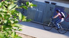 Opilý cyklista smetl na cyklostezce kolegu