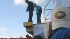OBROVSKÉ ŠTĚSTÍ! Američan přežil pád do vody z 270 metrů! Neotevřel se mu padák!