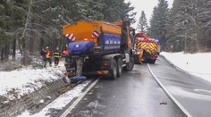 Hromadná nehoda ucpala silnici na Ještědu. V příkopu skončili i silničáři