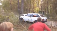 Fotografa na rallye zachránil před jistou smrtí strom