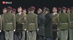 JEN PLÁČ A SLZY! Těla hokejistů přivezli s vojenskými poctami