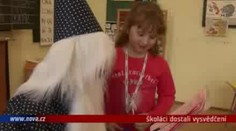 VIDEO: Školáci dostali vysvědčení, za špatné známky netrestejte!
