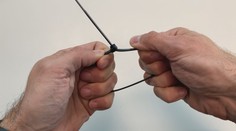 Konec vyhozeným penězům za stahovací pásky. Takto ji povolte a použijte znovu