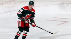 Nožičky na bruslích? Jednička draftu válí na ledě s fotbalovým míčem