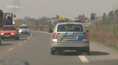Ozbrojený lupič se schovával u policistů, jednoho pak vláčel za autem!