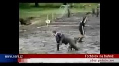VIDEO: Holky rády fotbal v bahně!