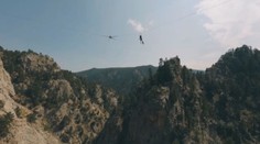 Tsunami adrenalinu. Muž bez váhání skočil do hluboké propasti!