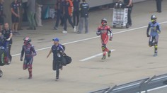 Chaos před závodem MotoGP. Risk nevyšel, jezdci běželi pro druhé motorky