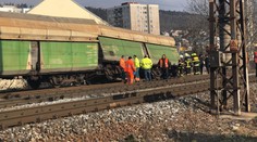 V pražském Radotíně vykolejil vlak. Mimo trať skončilo 20 vagonů
