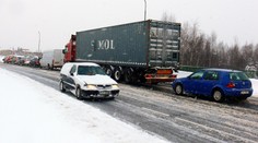 Sníh komplikuje dopravu v Česku. Podívejte se, kde řidiče trápí nejvíc
