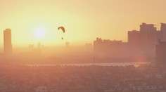 Tak tohle chcete zažít! Nádherný paragliding nad Dubají
