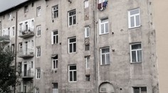 Byla to vražda? Muž zemřel po pádu z balkonu, případ řeší kriminálka!
