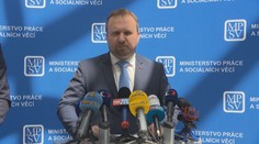 Dávky se už vyplácí rychleji, tvrdí Jurečka. O některé půjde žádat online