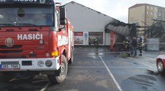 Mladík má kvůli vyhoření supermarketu platit 50 milionů. Chtěl si nabít mobil