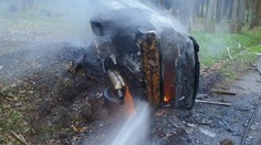 Děsivé foto! Auto po nehodě u Komárova totálně shořelo