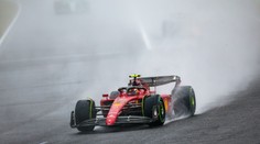 Sainz v Suzuce vylétl z trati a závod byl přerušen. Restart posunul déšť