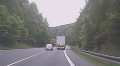 VIDEO: Předjíždění v zatáčce a na plné čáře. Řidič rapidu ohrozil několik lidí