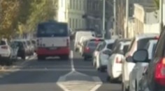 Řidič MHD riskoval životy cestujících! Vjel do protisměru přes plnou čáru