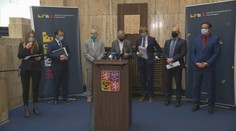 Kadeřník s rouškou i štítem, v kině ob sedadlo. PŘEHLED nových pravidel