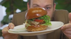 Češi patří mezi největší jedlíky hmyzu v Evropě. Udělali z něj i hamburger