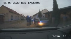 Zdrogovaný rodič ohrozil svého syna. Před policisty zběsile ujížděl