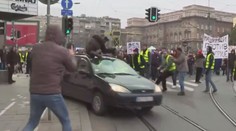V Bělehradě vjel řidič do davu demonstrantů. Vážně zranil mladou studentku