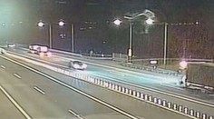 Jedenáct kilometrů hrůzy. Řidič jel po D8 v protisměru, způsobil nehodu, pak se otočil a zmizel