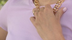 V Praze řádí řetízkoví bandité. Šperky na ulici strhávají rovnou z krku