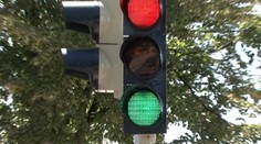 Motorka se dvěma muži vrazila do semaforu. Jeden zemřel