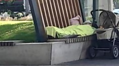 Lidé si mysleli, že maminka spí s dítětem na ulici. Všechno ale bylo jinak