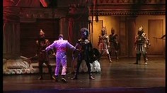 Hamilton letící a šermující!