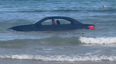 Řidič si autem dojel až na pláž. Příliv mu ho odnesl do moře