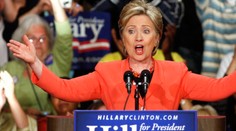 Clintonová v Praze: chtěla Obamu rozdrtit, teď mu kryje záda