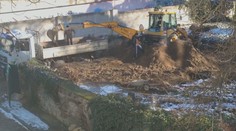 Na hřbitov najel bagr. Záběry ze stavby rozčílily Kolíňáky. VIDEO
