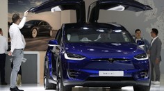 Tesla málem skřípla hlavu čtyřletému dítěti. Místo automobilky to odnesli rodiče