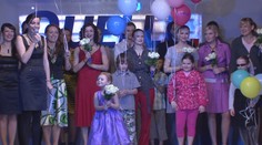Letní módu zaplaví síla květin. Celebrity na molu