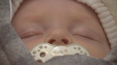Němci proti nízké porodnosti bojují příspěvky, ve Španělsku delší mateřskou