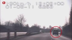 NEBEZPEČNÁ HONIČKA: Řidiči a policie tak tak unikli srážce