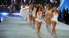 Převrat ve světě módy. Prádlo předvádí modelka s Downovým syndromem